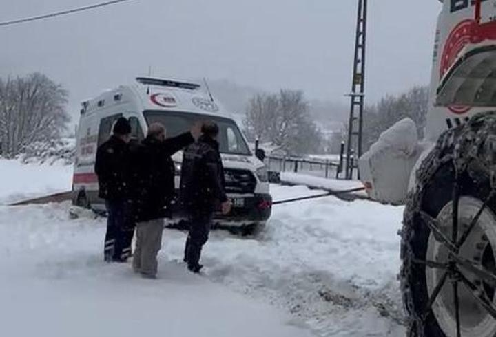 Tokat’ta karda yolda kalan ambulansı ekipler kurtardı