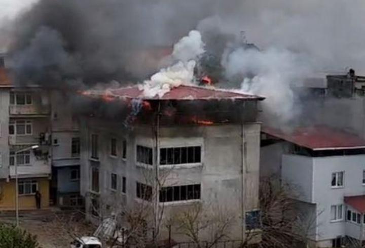 Binanın çatı katı alev alev yandı
