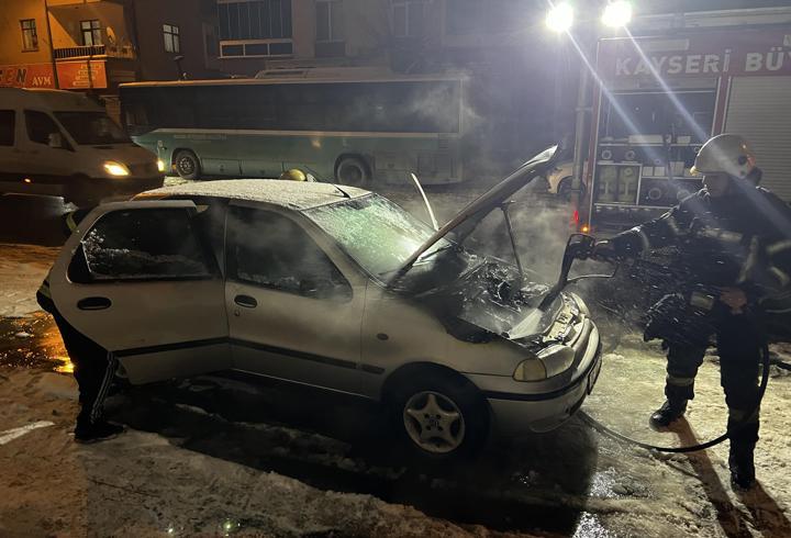 Kayseri’de otomobil çalıştırıldığı sırada alev aldı