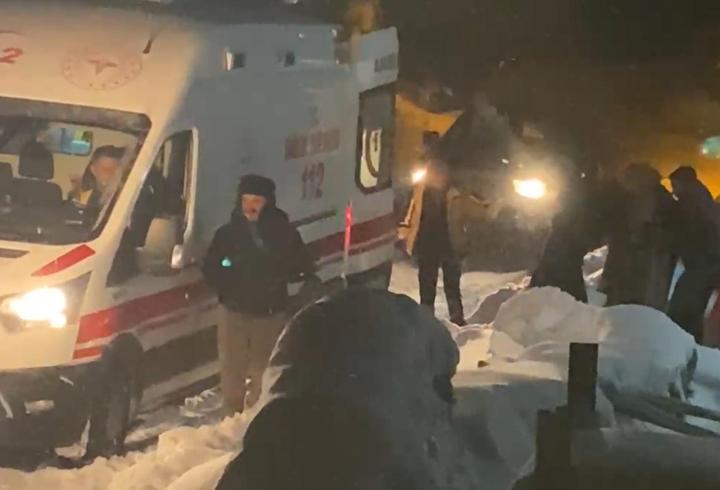 Yolu kapanan köydeki hasta için ekipler seferber oldu