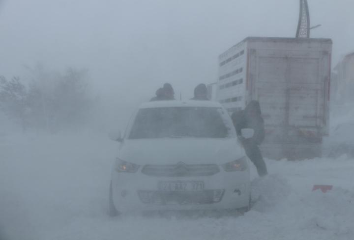 Karlıova’da tipi nedeniyle hayat durma noktasına geldi