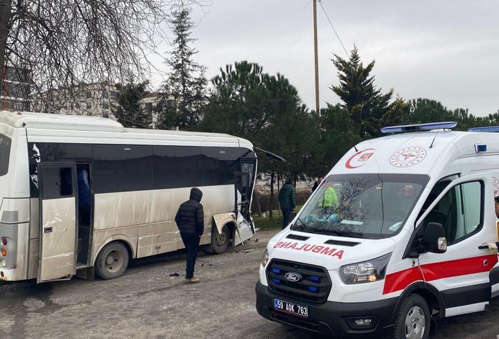 Servis midibüsleri kafa kafaya çarpıştı; 19 yaralı