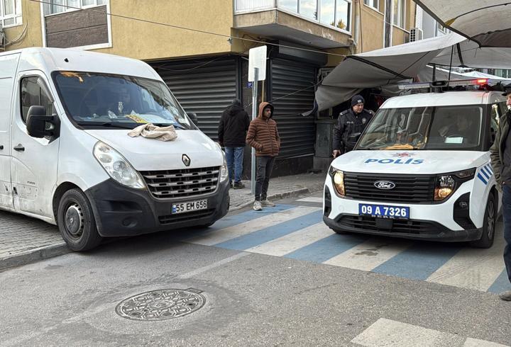 Akraba pazarcıların silahlı yer kavgası; 3 yaralı