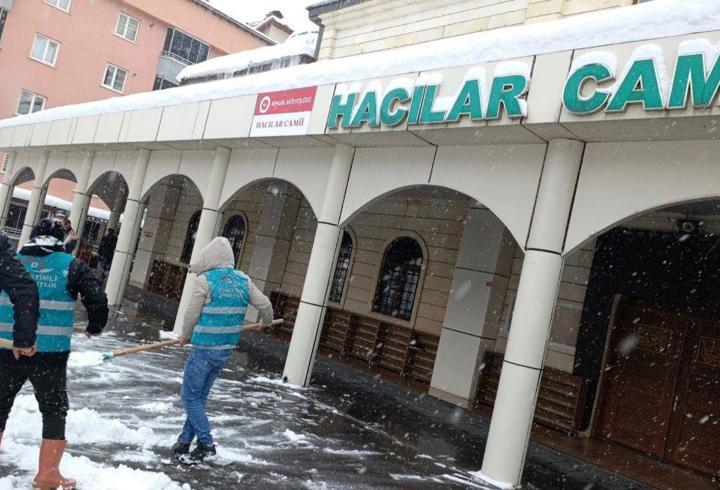 Bingöl’de yükümlülerden camide kar temizliği