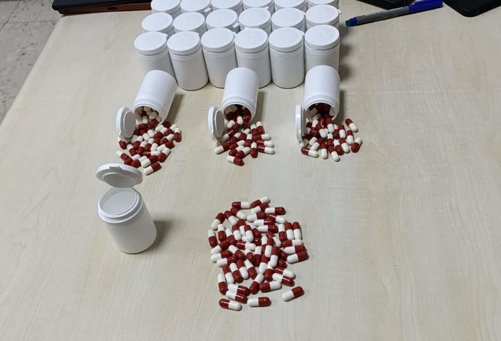 2 şüphelinin çantasından 1163 uyuşturucu hap çıktı