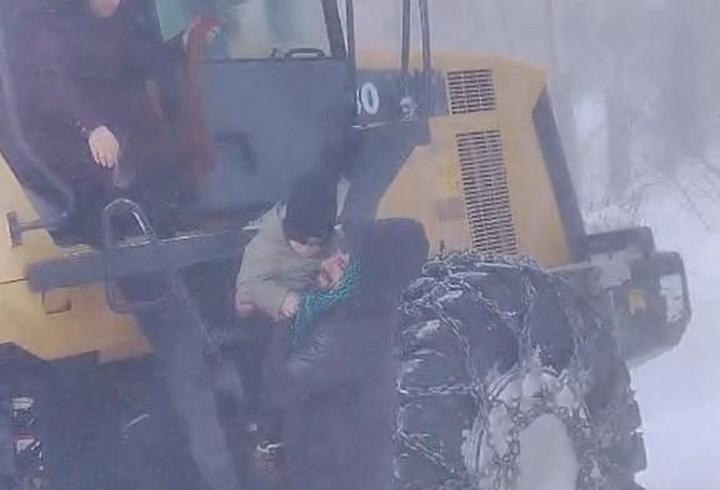 Karlıova’da taburcu olan anne ve bebeği kepçeyle evine götürüldü
