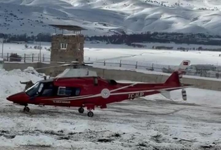 Ambulans helikopter 1 günlük bebek için havalandı