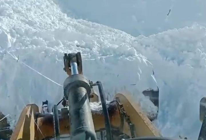 Elazığ’da yolu çığdan kapanan yol açıldı
