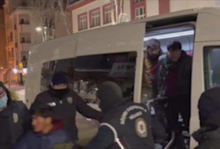 Kars'ta metruk binada saklanan 14 kaçak göçmen yakalandı