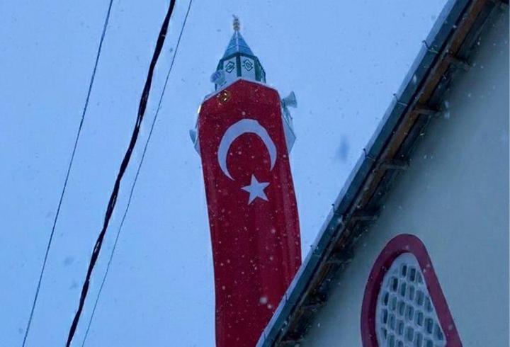 Vezirköprü'de bayrak saldırısına minareli tepki