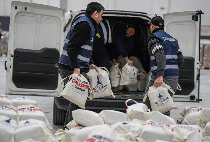 İzmir'de 24 bin haneye kahvaltı paketi dağıtımı başladı