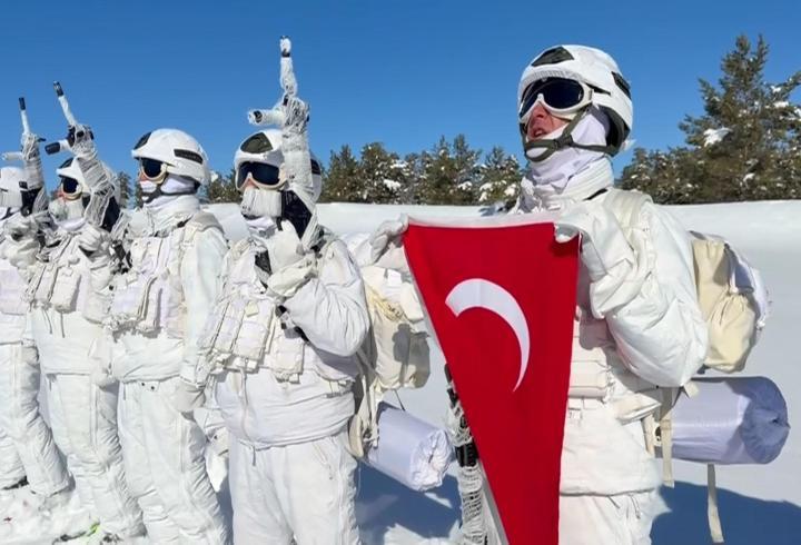 Şanlı Bayrak, Şanlı Vatan İçin… CNN TÜRK ekibi TSK’nın karda muharebe eğitimini görüntüledi