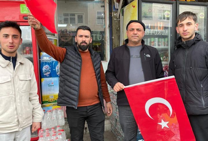 Yeşilhisar’da esnafa bayrak dağıtıldı