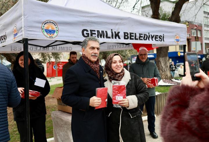Gemlik'te Türk bayrağı dağıtıldı