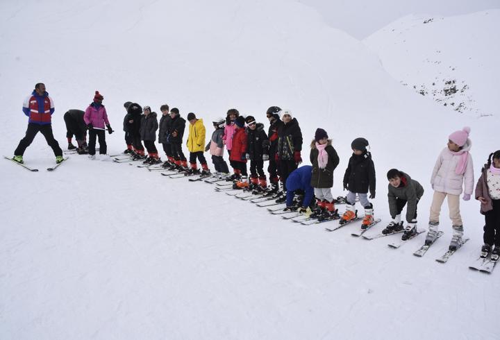 Bitlis’te öğrencilere kayak eğitimi