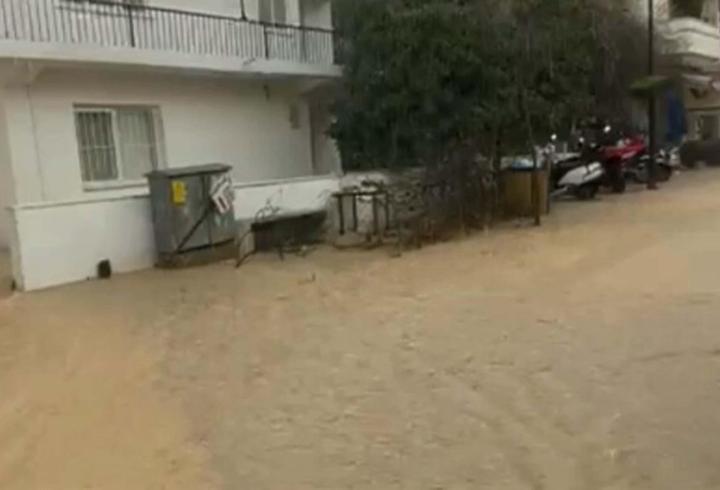 Datça'da sağanak; yollar göle döndü, deniz renk değiştirdi
