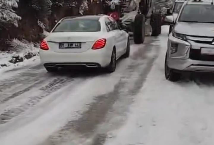 Feke'de karda mahsur kalan araçlar kurtarıldı