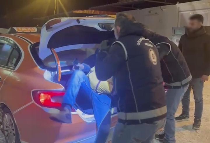 Taksinin bagajından 2 kaçak göçmen çıktı