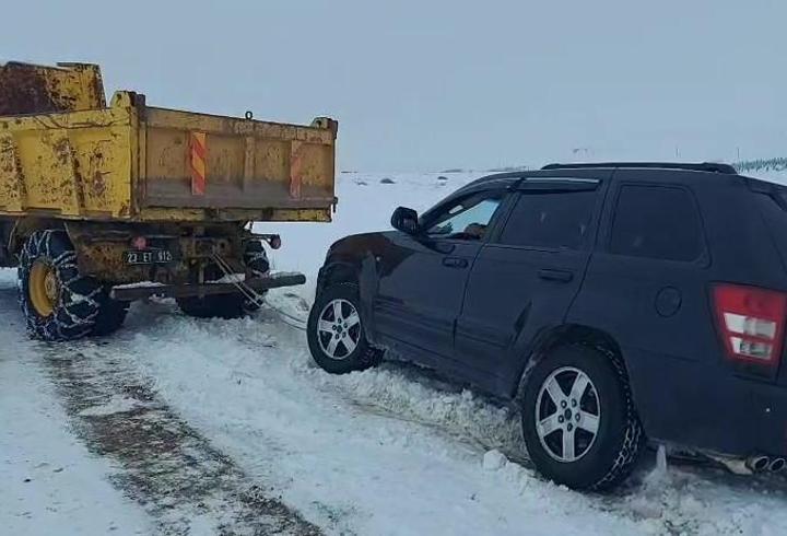 Elazığ'da karda mahsur kalan cip, kurtarıldı