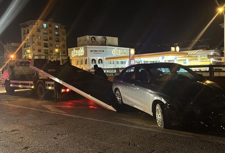 Hatay'da bariyere çarpan otomobilin sürücüsü yaralandı