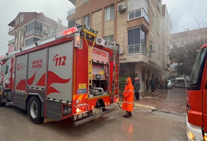 Yangında dairenin odası kullanılamaz hale geldi