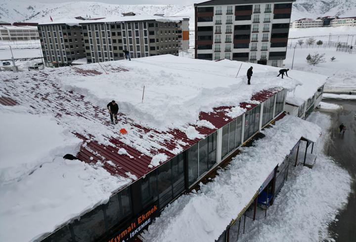 Bitlis'te çatılarda biriken karlar temizleniyor
