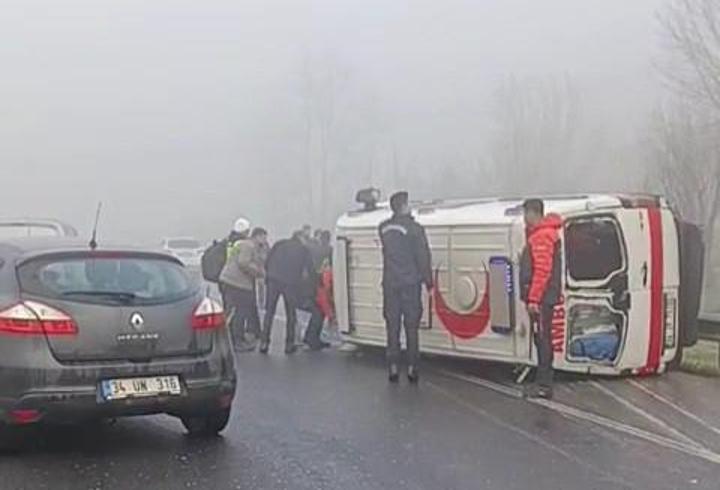 Düzce’de ambulans devrildi; 2 yaralı