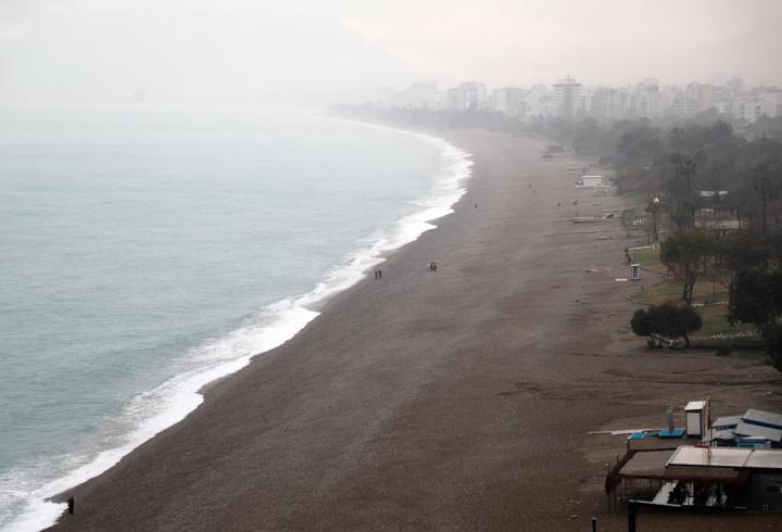 Antalya’da şiddetli yağışta yol çöktü