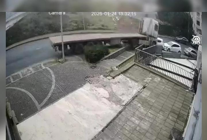 Yokuş aşağı kayan TIR 5 otomobili biçti
