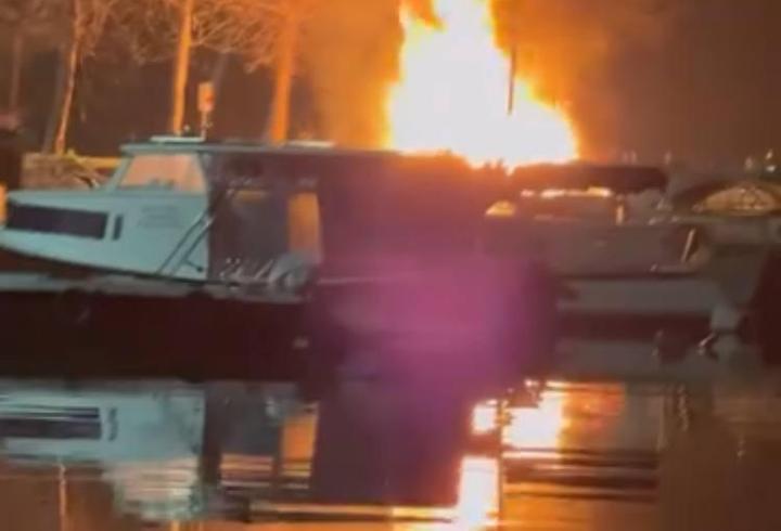 İstanbul - Küçükçekmece sahilde 2 tekne alev alev yandı