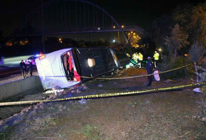  Adana’da yolcu otobüsü devrildi: 8 yaralı