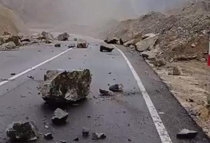 Artvin-Şavşat kara yolunda heyelan