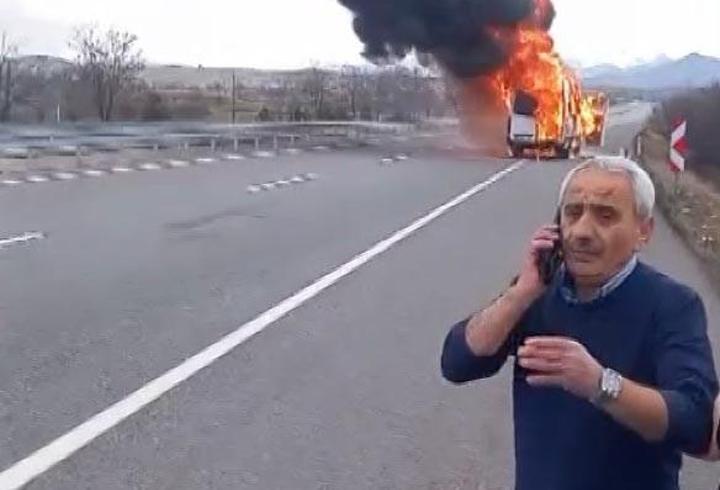 Yolcu taşıyan minibüs, alev topuna döndü