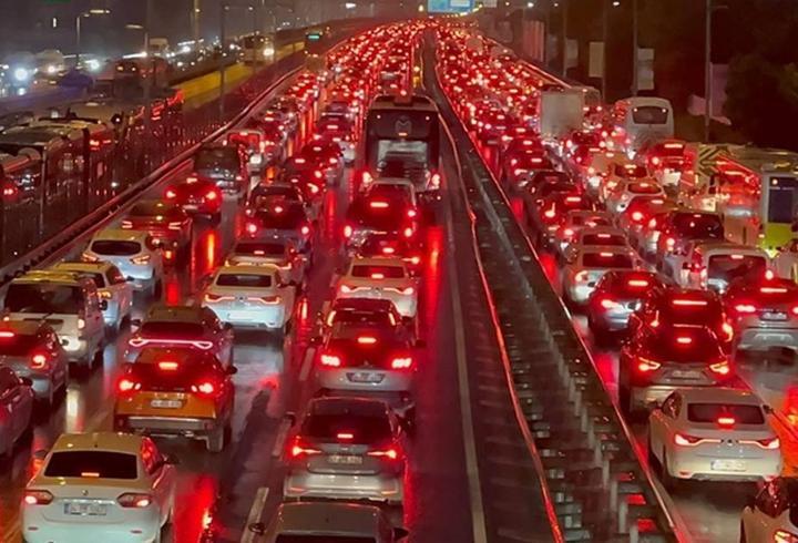 İstanbul'da trafik yoğunluğu yüzde 83 olarak ölçüldü