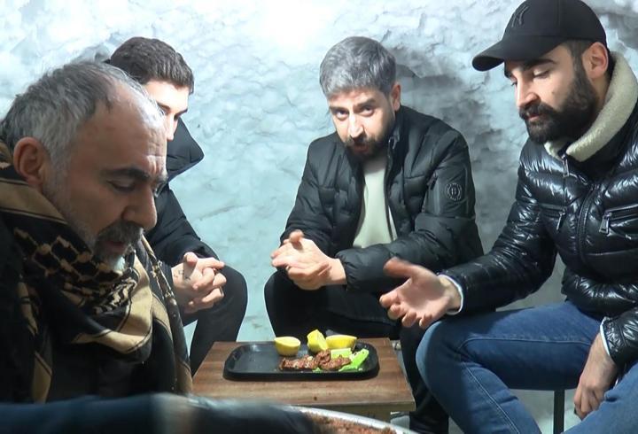 Kardan mekanda çay ve çiğ köfte keyfi