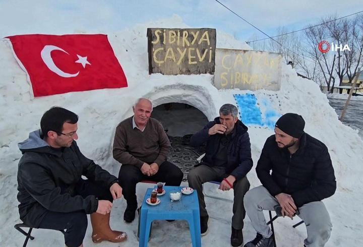 Bitlis’te renkli görüntüler: Esnaftan kardan çay ocağı
