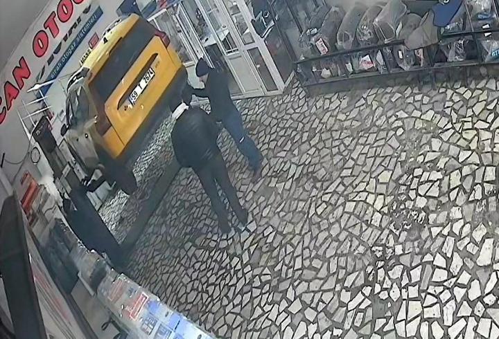 Taksinin araç asansöründen düştüğü anlar kamerada