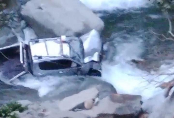 Rize'de kamyonet dereye yatağına düştü: 2 yaralı