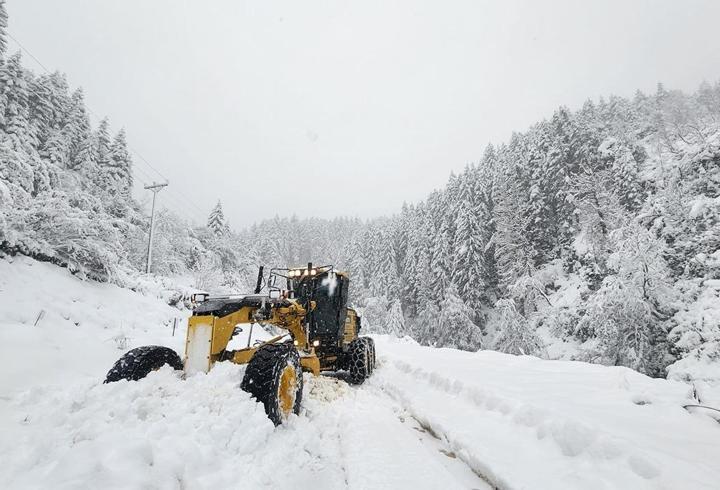 Yoğun kar 320 yolu ulaşıma kapattı