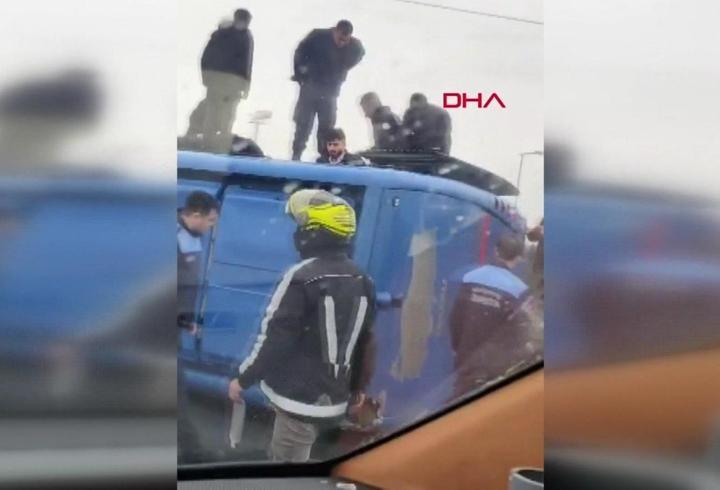 İstanbul'da cezaevi nakil aracı devrildi: 19 yaralı