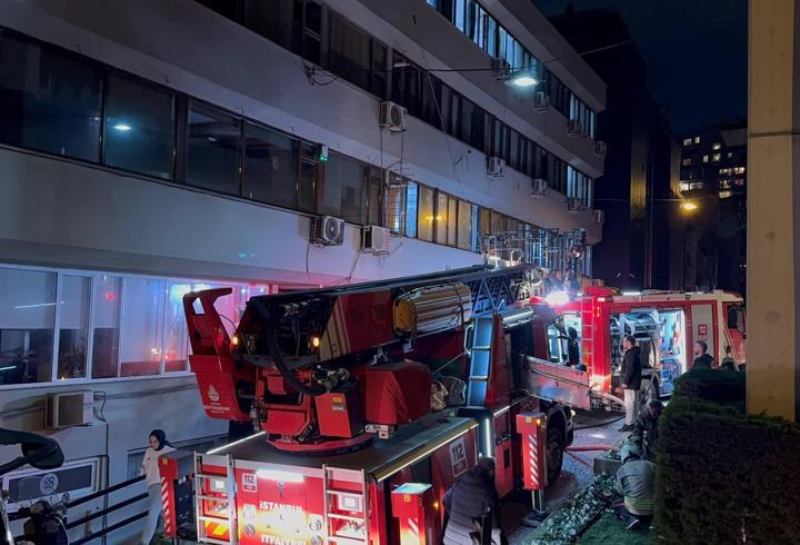 Beyoğlu'nda 3 katlı otelde korkutan yangın