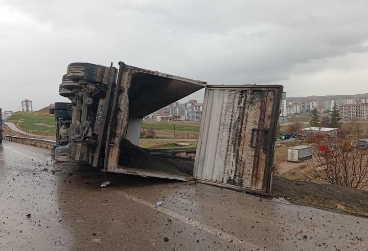 Ankara'da kömür yüklü TIR devrildi