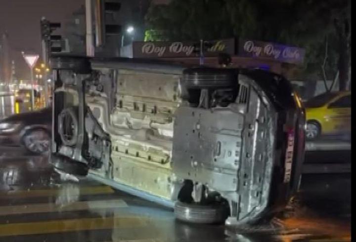 Hafif ticari araç ile otomobil çarpıştı: 2 yaralı