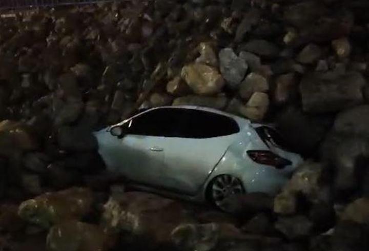 Hatay’da istinat duvarı park halindeki araçların üstüne devrildi