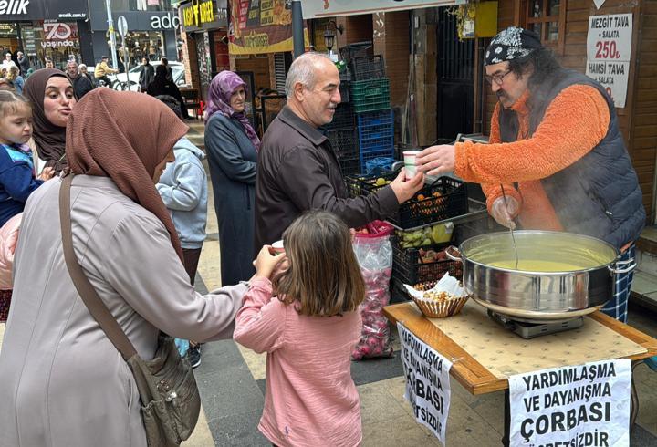 Her gün 200 bardak çorbayı ücretsiz dağıtıyor