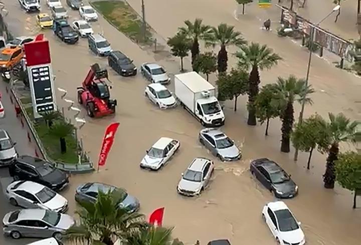 Adana'da metrekareye 138 kilo yağış düştü