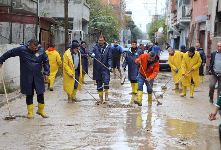 Yüreğir'de su baskınının yaraları sarılıyor