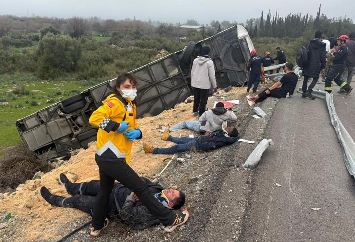 Antalya'da yolcu otobüsü devrildi; 8 ölü, 26 yaralı