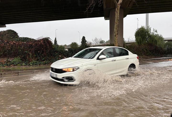 İzmir'de sağanak; cadde ve sokaklar göle döndü