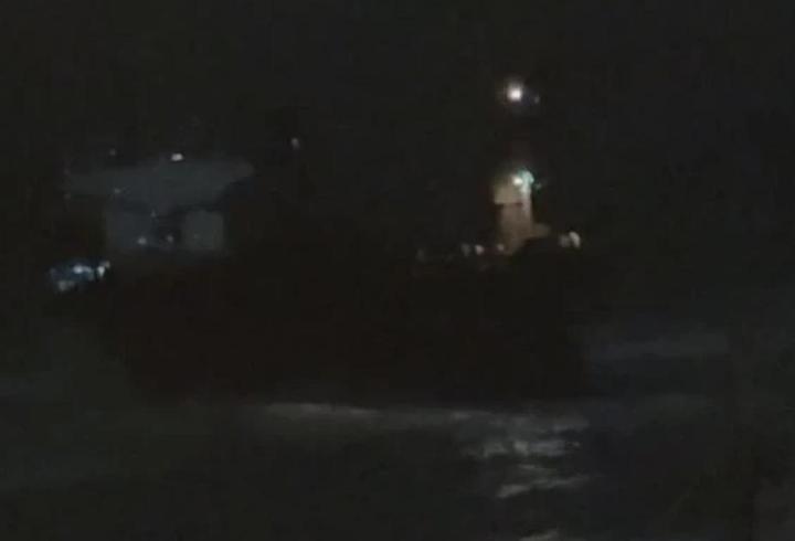 İstanbul'da yük gemisi karaya oturdu